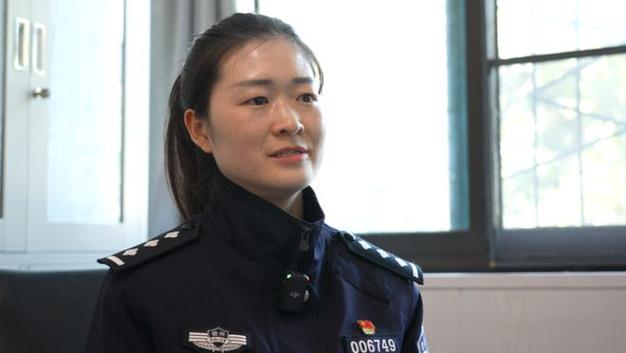 “每个人都是一道光”小区被管控 女警就地“转岗”志愿者